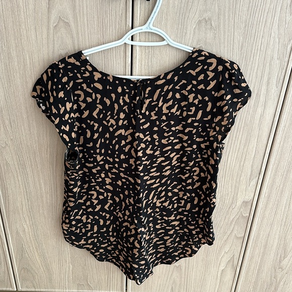 Short sleeve patterned blouse. - Picture 3 of 7